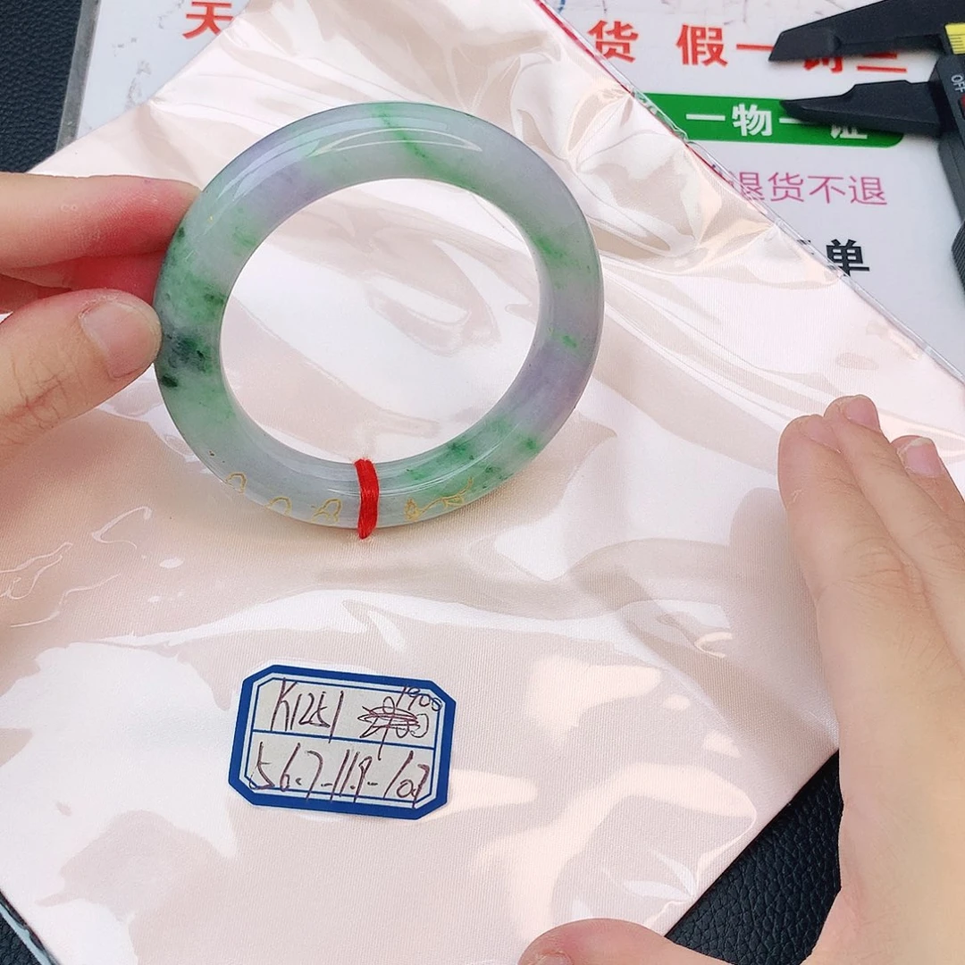 翡翠手镯未镶嵌翡翠