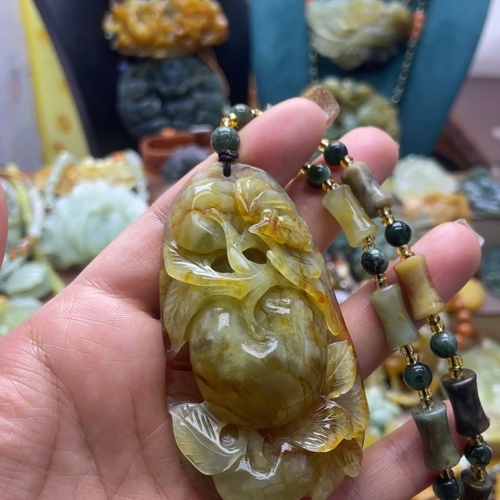 蛇纹石玉未镶嵌颈饰