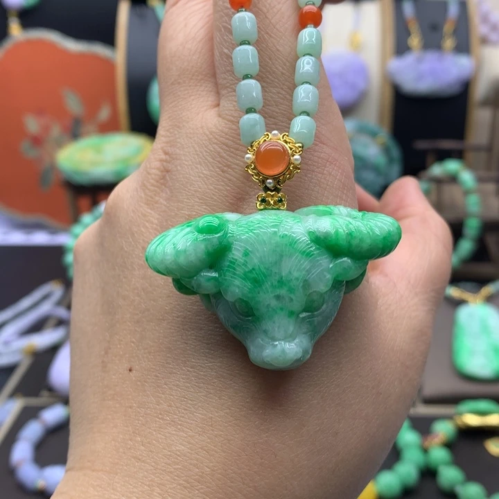 翡翠未镶嵌吊坠(赠链)