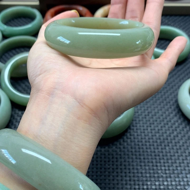 归***燕石英质玉手镯未镶嵌