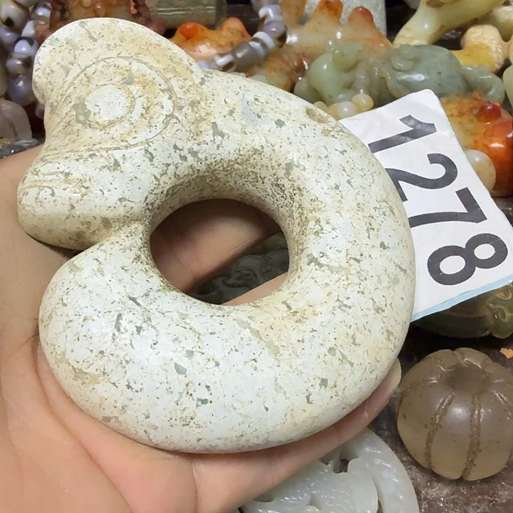 透闪石-蛇纹石玉未镶嵌颈饰