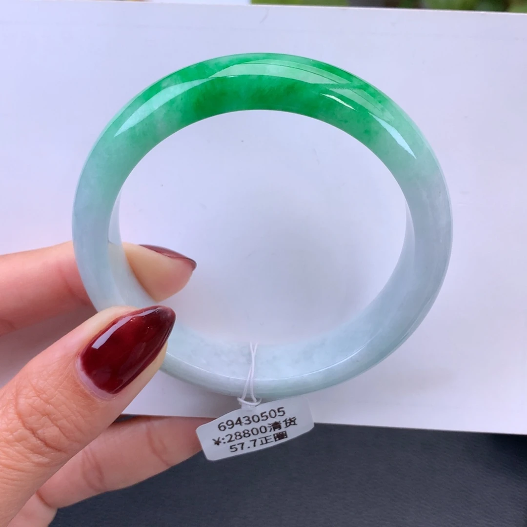 翡翠手镯未镶嵌白底青手镯（微瑕捡漏）