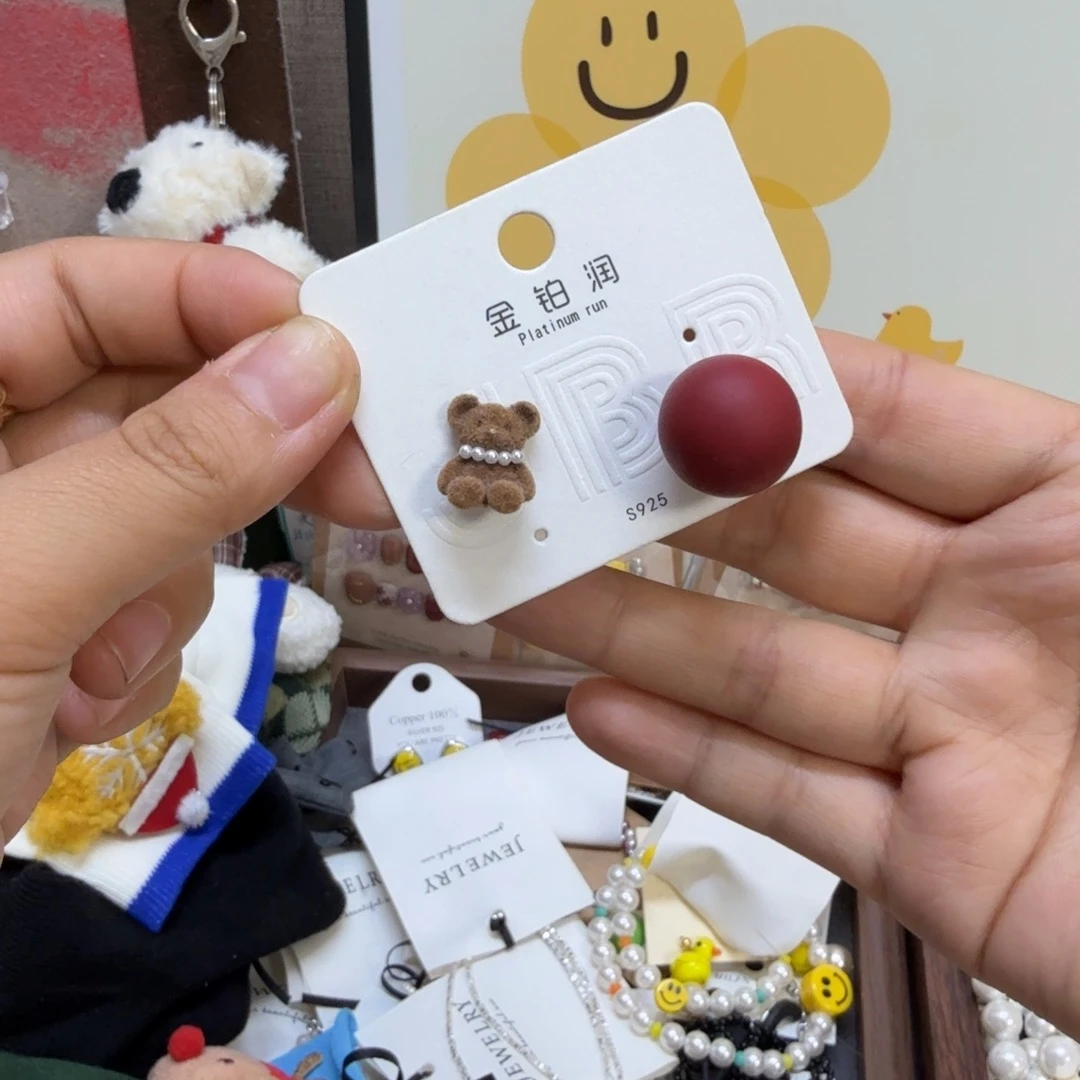 丝绒咖色小熊耳钉