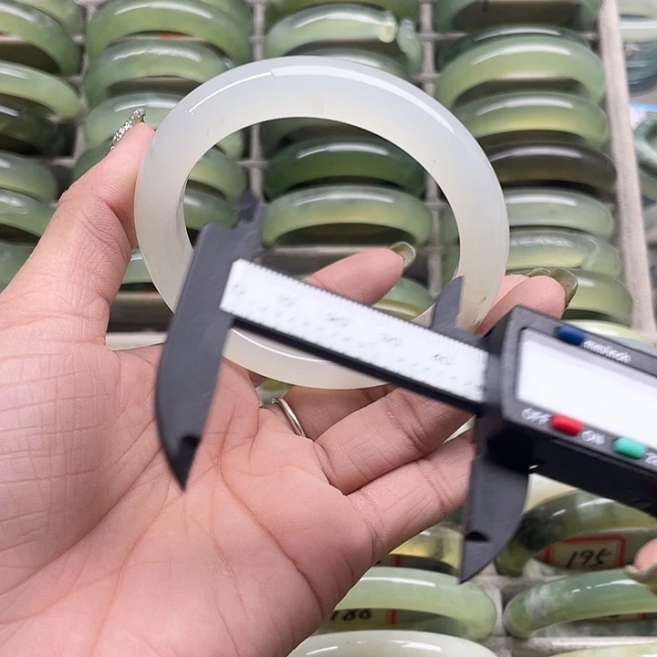 蛇纹石玉未镶嵌手镯171