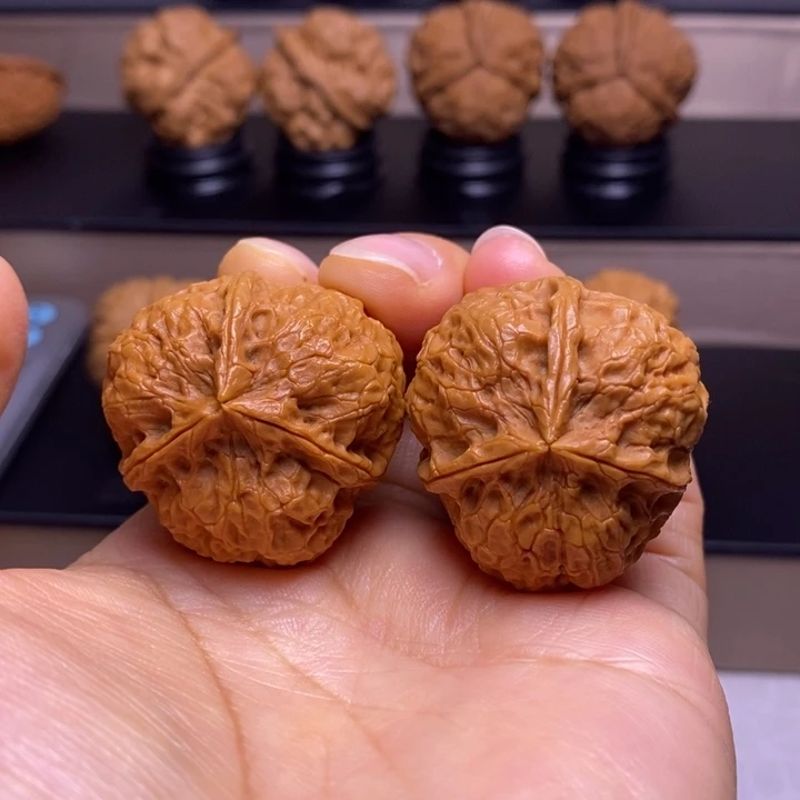 文玩核桃把件红宝石三楞51