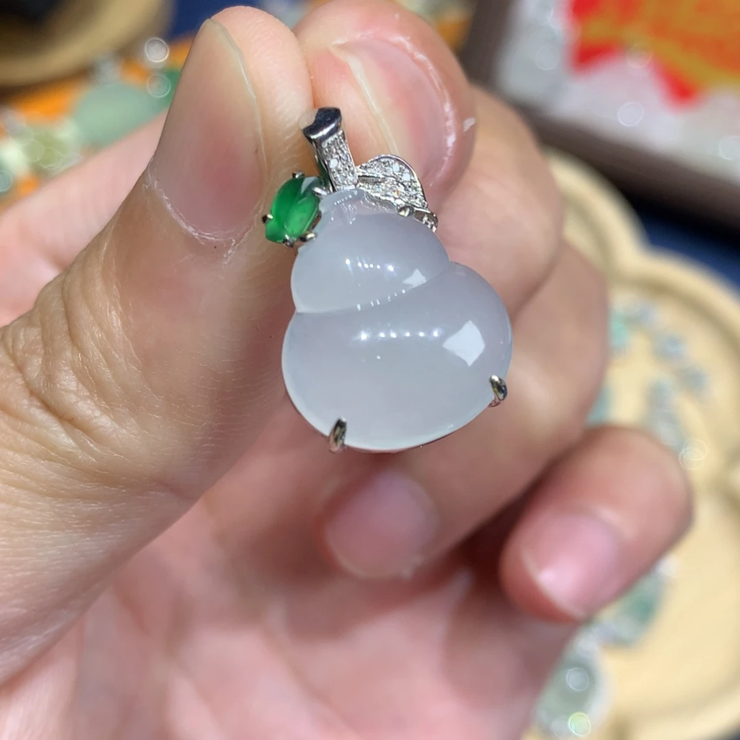 翡翠18K金镶嵌颈饰葫芦