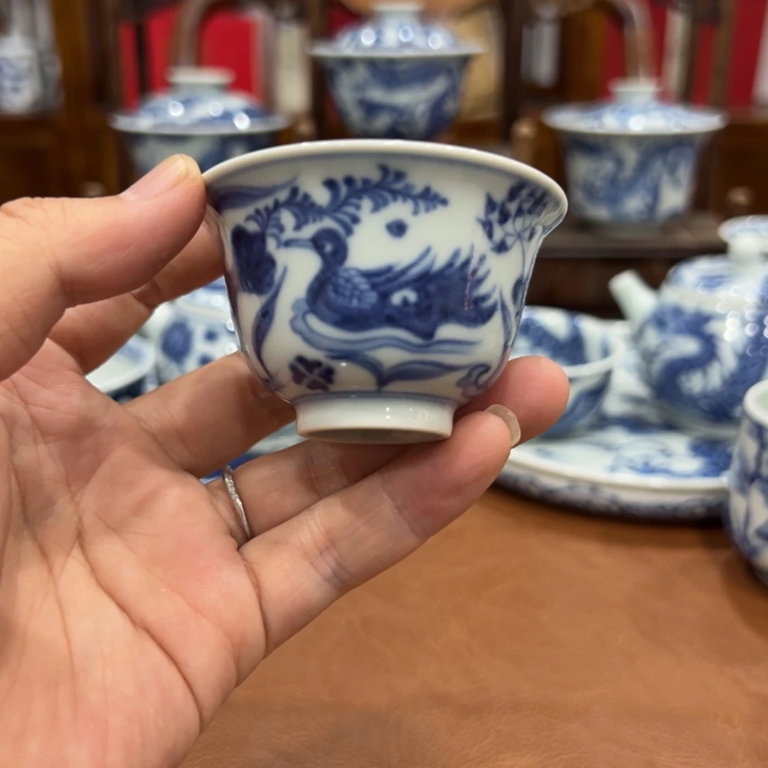 B***王手绘青花莲池鸳鸯客杯微瑕