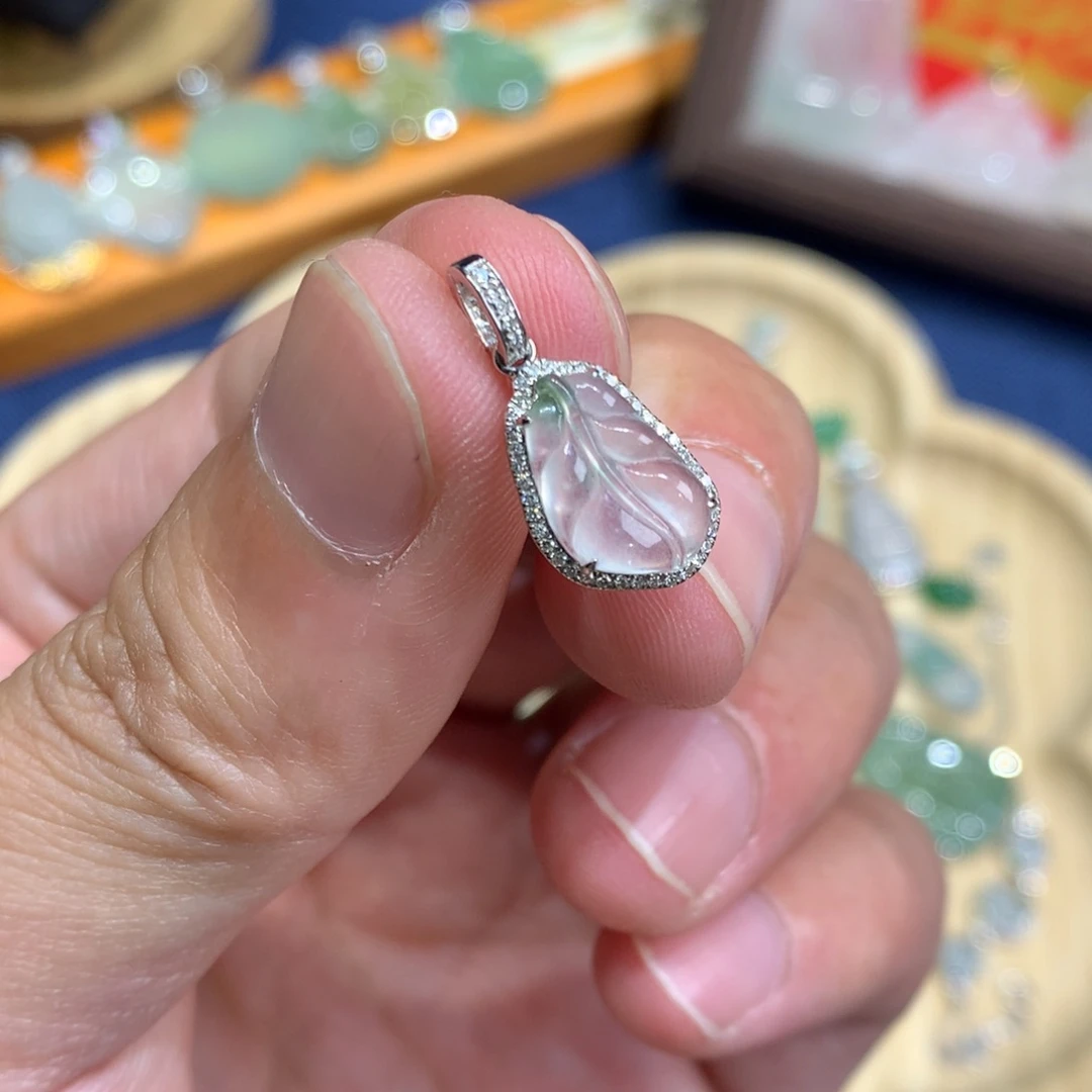 翡翠18K金镶嵌颈饰叶子