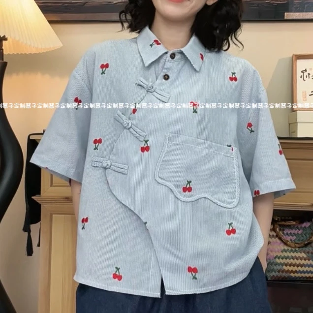 HZ“红了樱桃”原创夏季蓝色竖条纹开叉下摆重工刺绣盘扣短袖衬衫