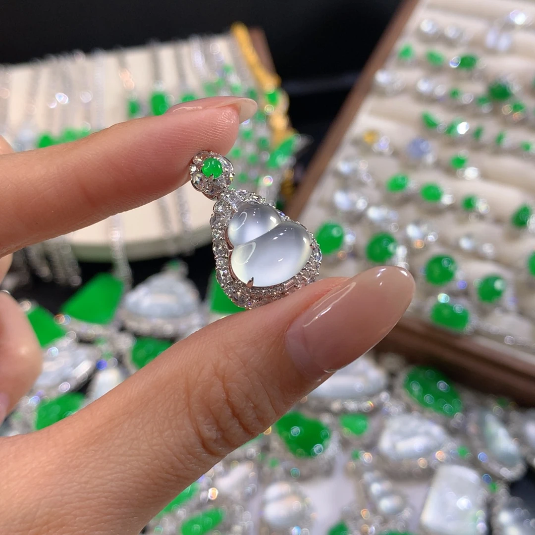 翡翠18K金镶嵌颈饰葫芦