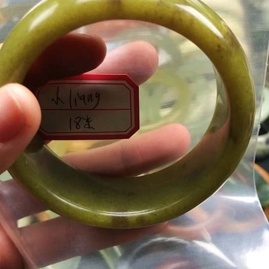 蛇纹石玉手镯未镶嵌?****