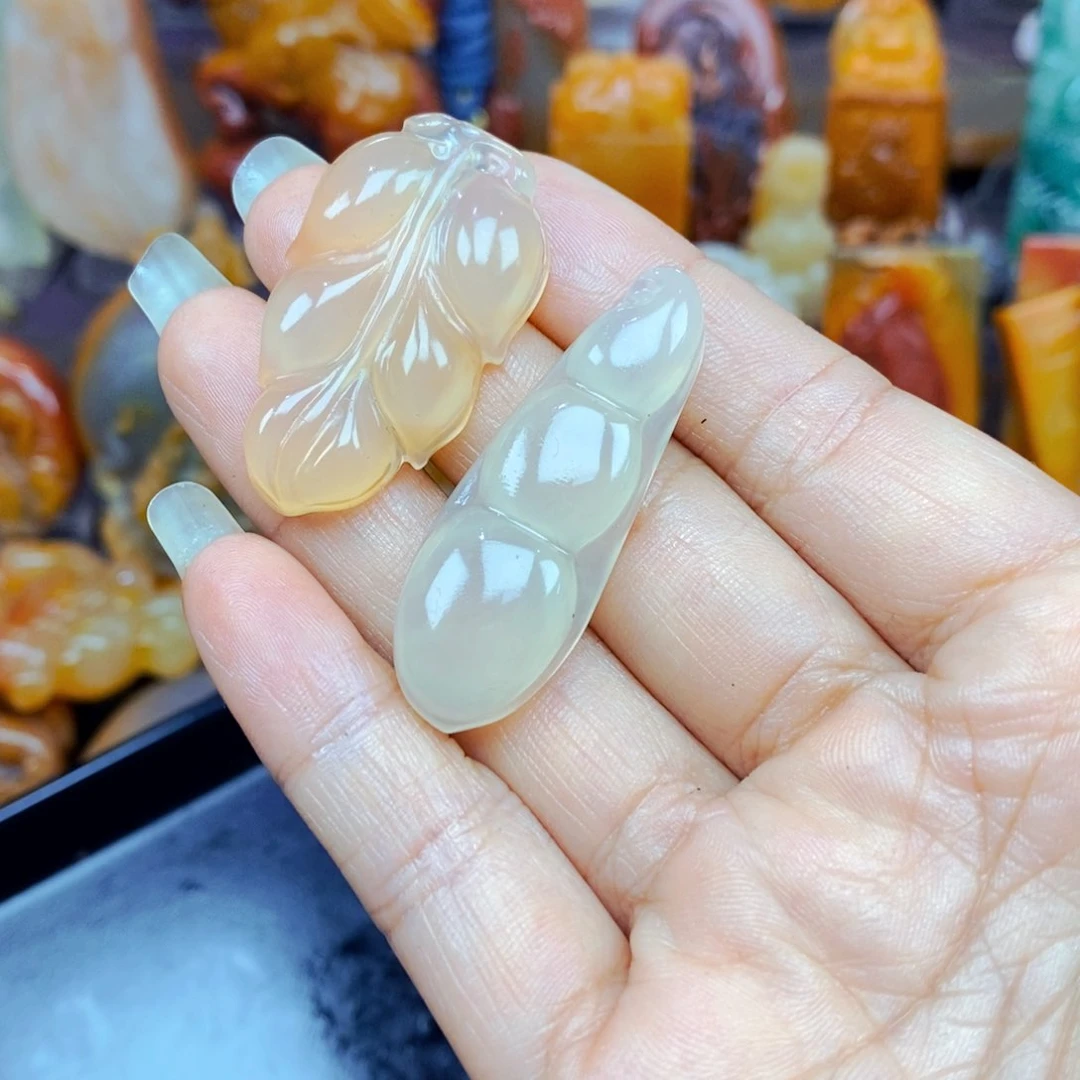 石英质玉（黄龙玉）未镶嵌颈饰