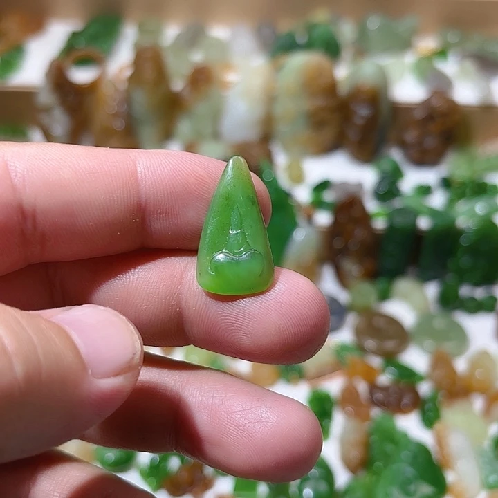 颈饰未镶嵌和田玉（碧玉）