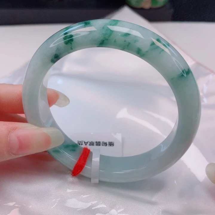 陈***姐翡翠未镶嵌手镯55圈