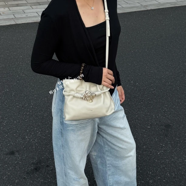 99新 LOEWE/罗意威 （24年新款）绵白色Flamenco福袋单肩包
