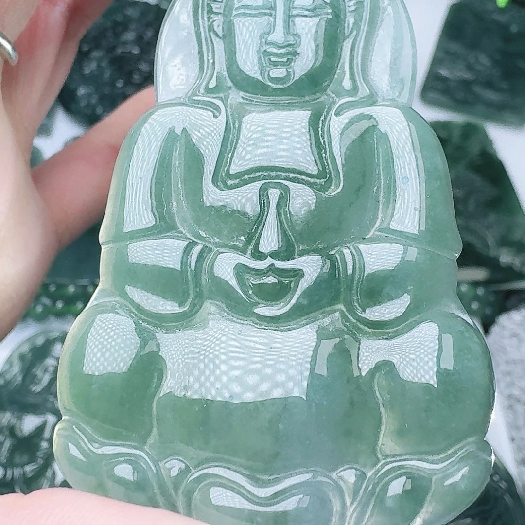 翡翠未镶嵌颈饰多样性发其一