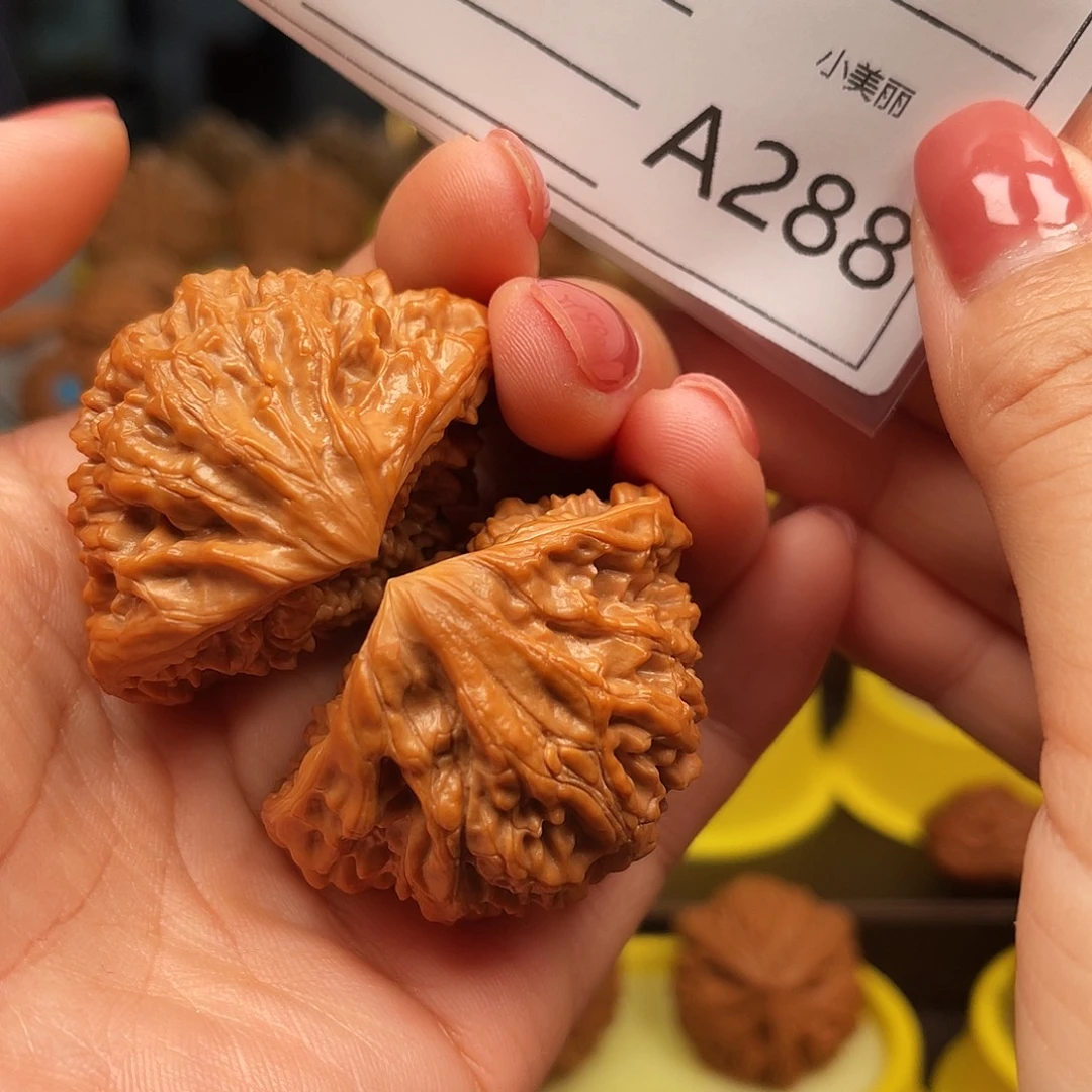 嗯***哼文玩核桃吊坠蛇头