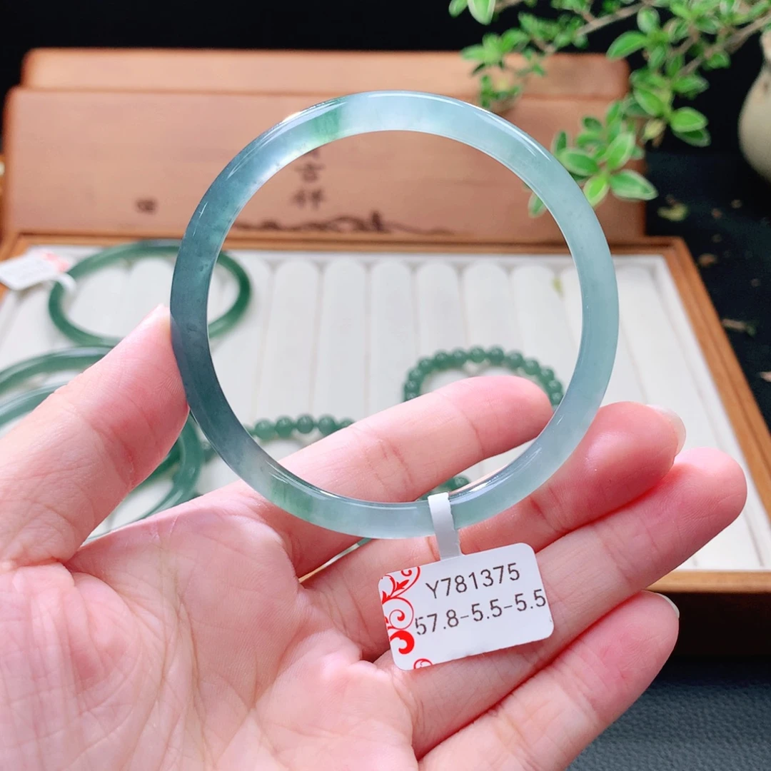 翡翠未镶嵌手镯（圆镯）