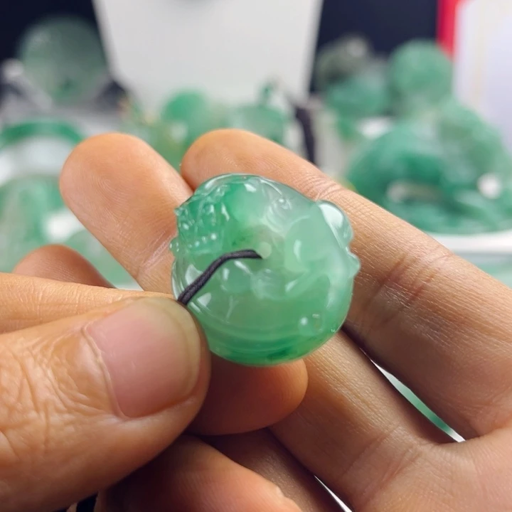 颈饰未镶嵌石英质玉