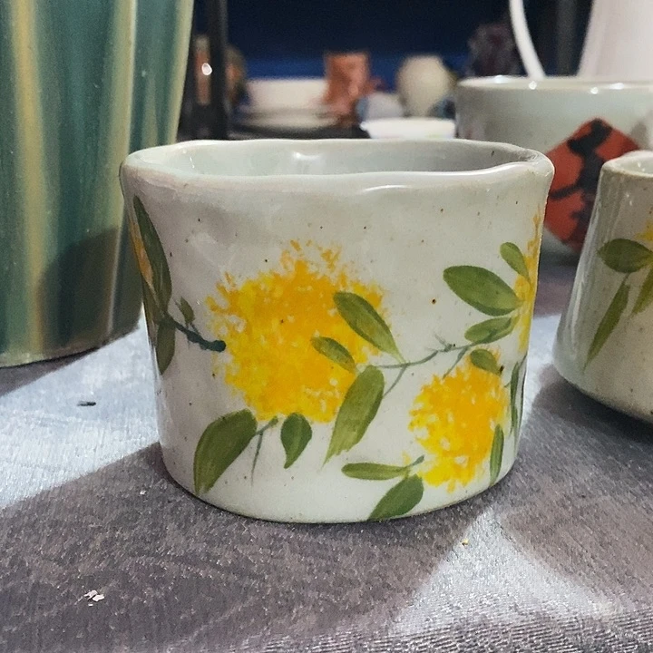 花纹桂花手拿陶瓷杯子