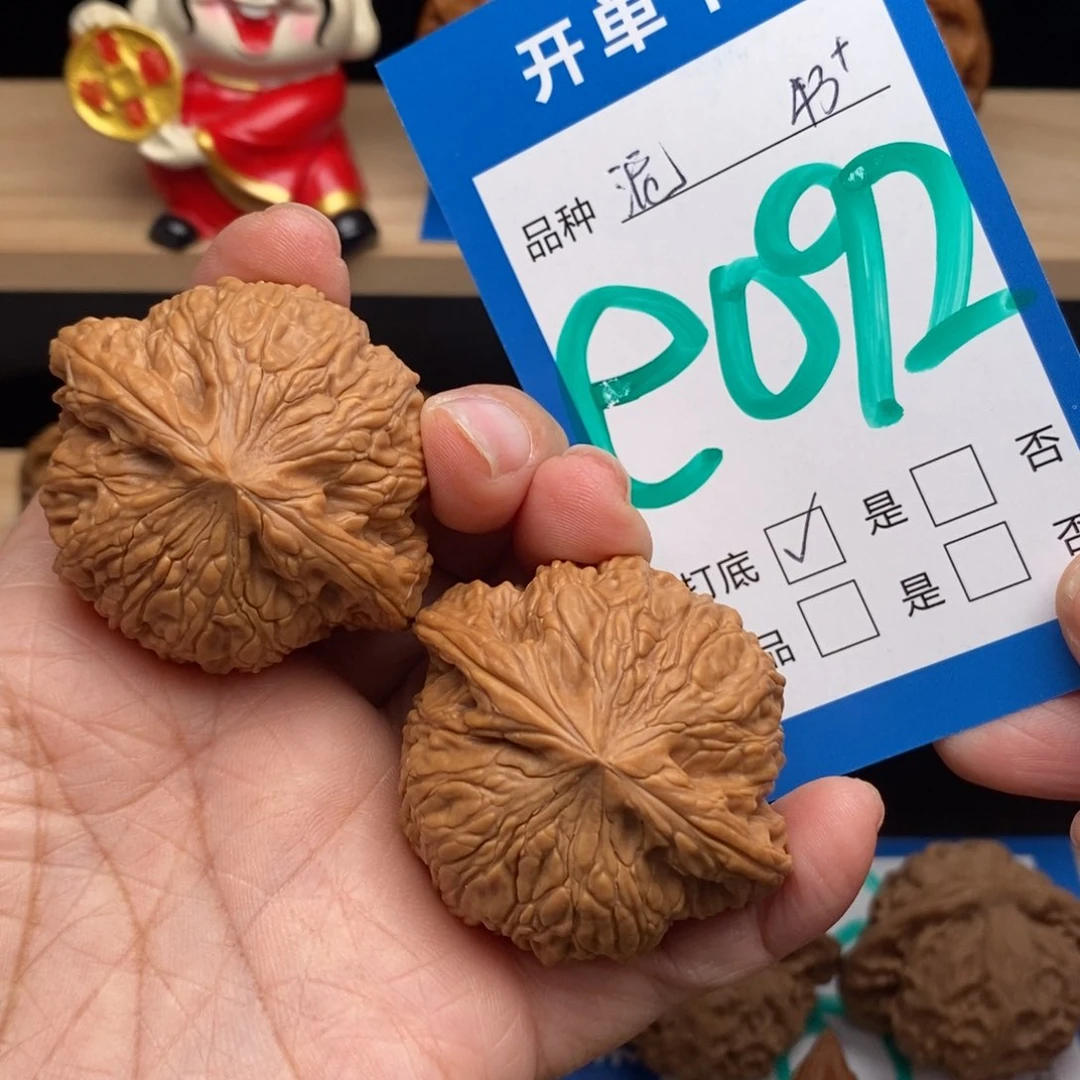 文玩核桃吊坠泥鳅背核桃