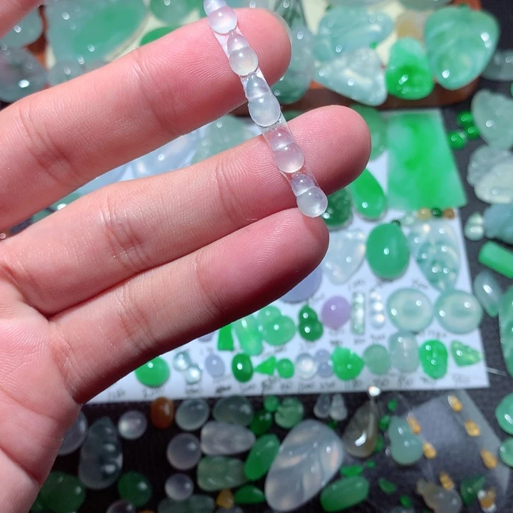 翡翠未镶嵌颈饰葫芦