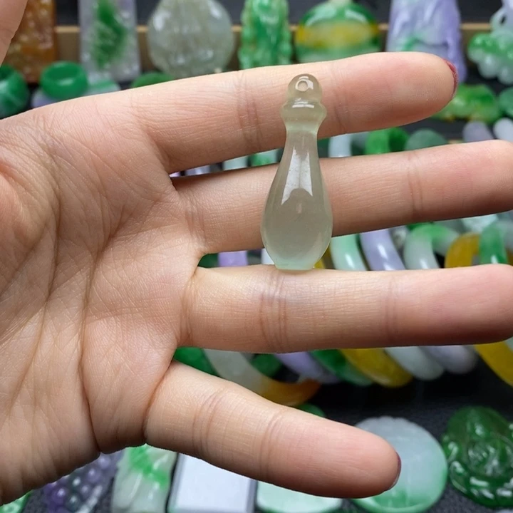 翡翠挂件未镶嵌翡翠