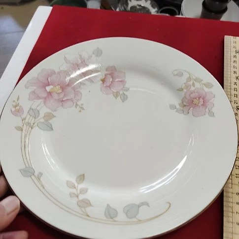 瓷片瓷片，各种摆件，均有瑕疵。沙锅！