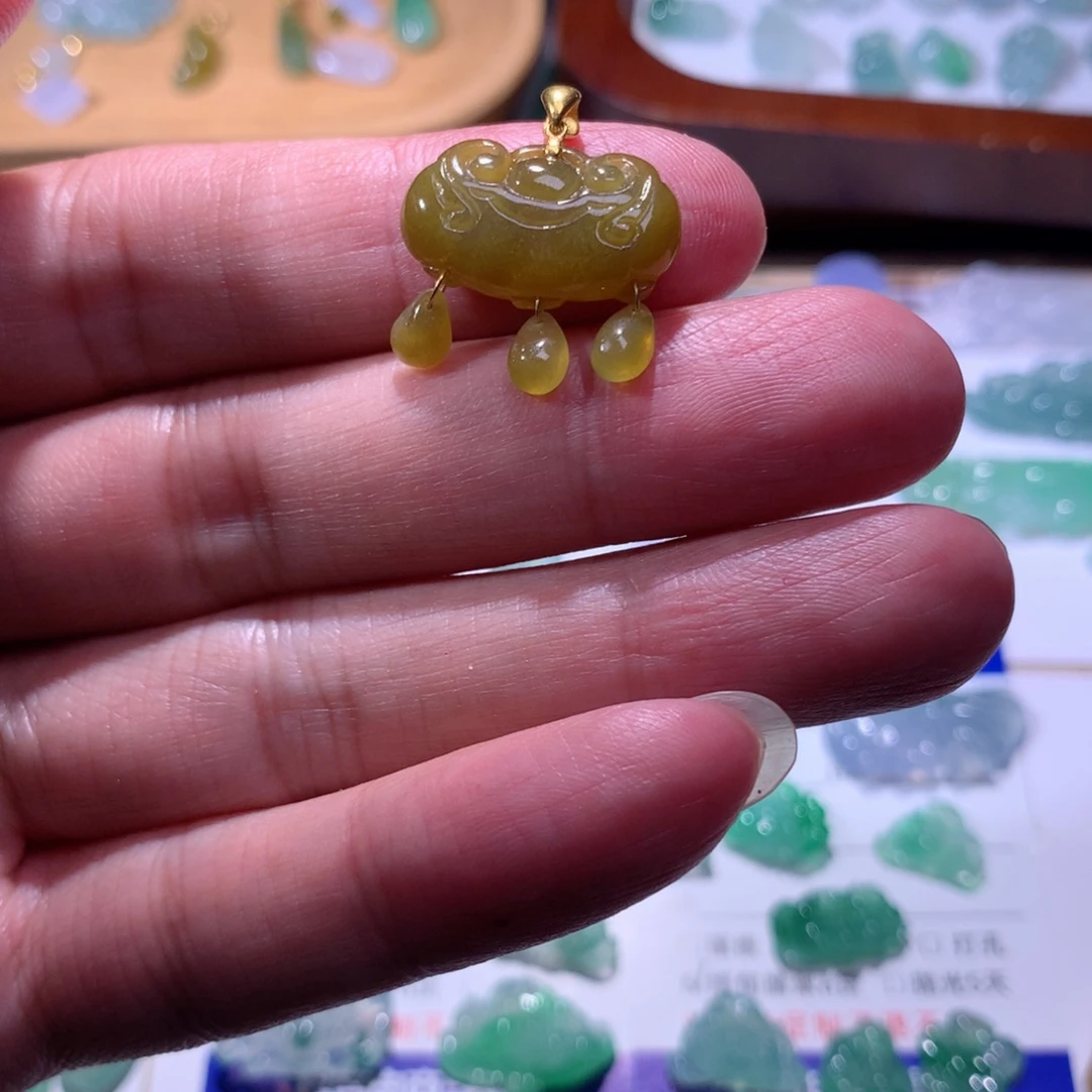 翡翠18K金镶嵌颈饰