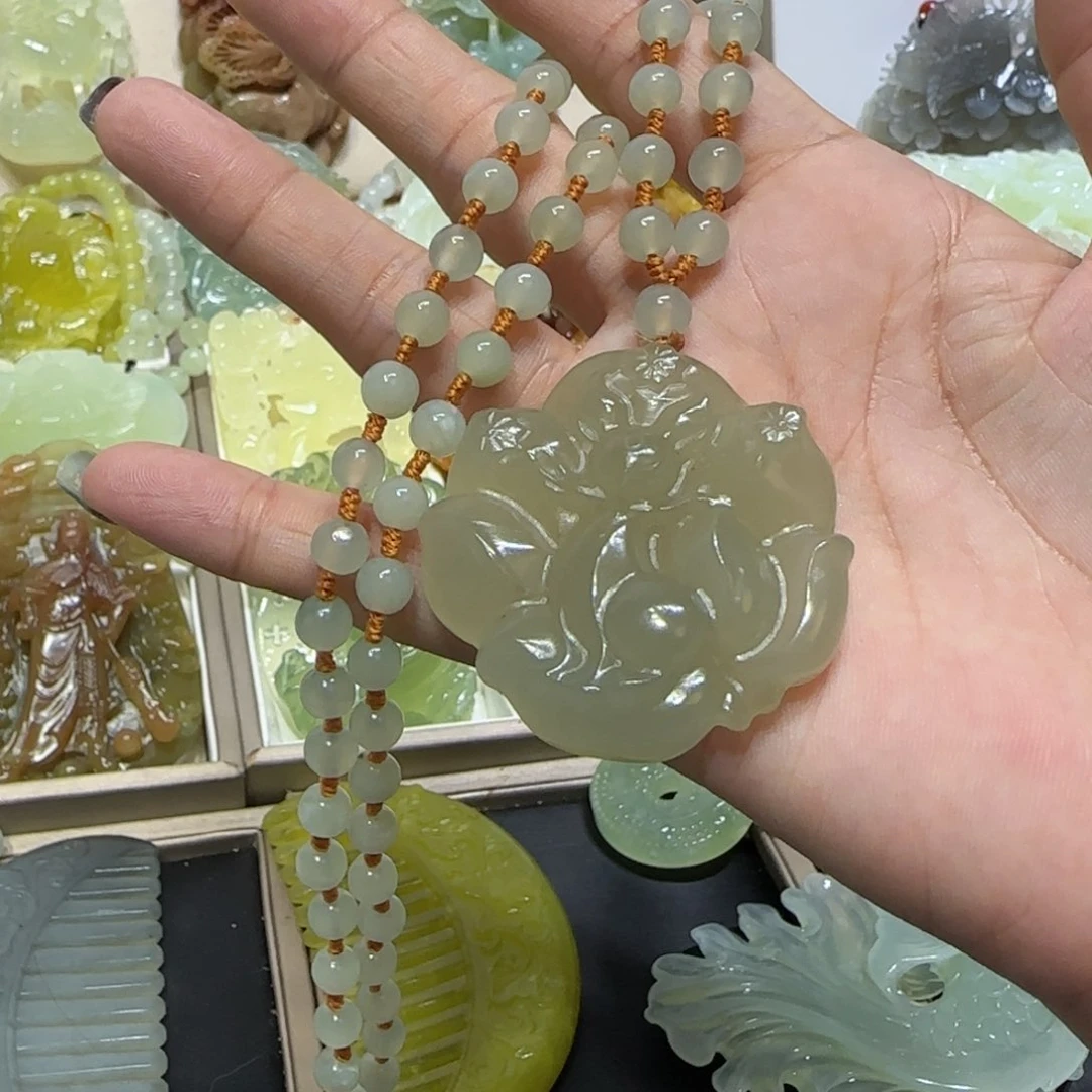 未镶嵌蛇纹石玉吊坠