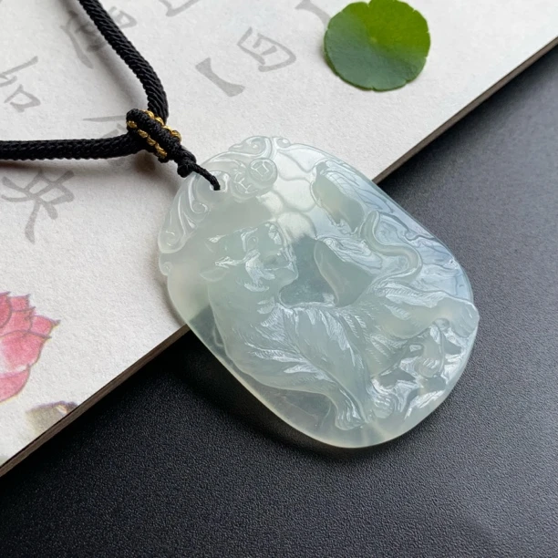 天然缅甸翡翠吊坠《虎牌》