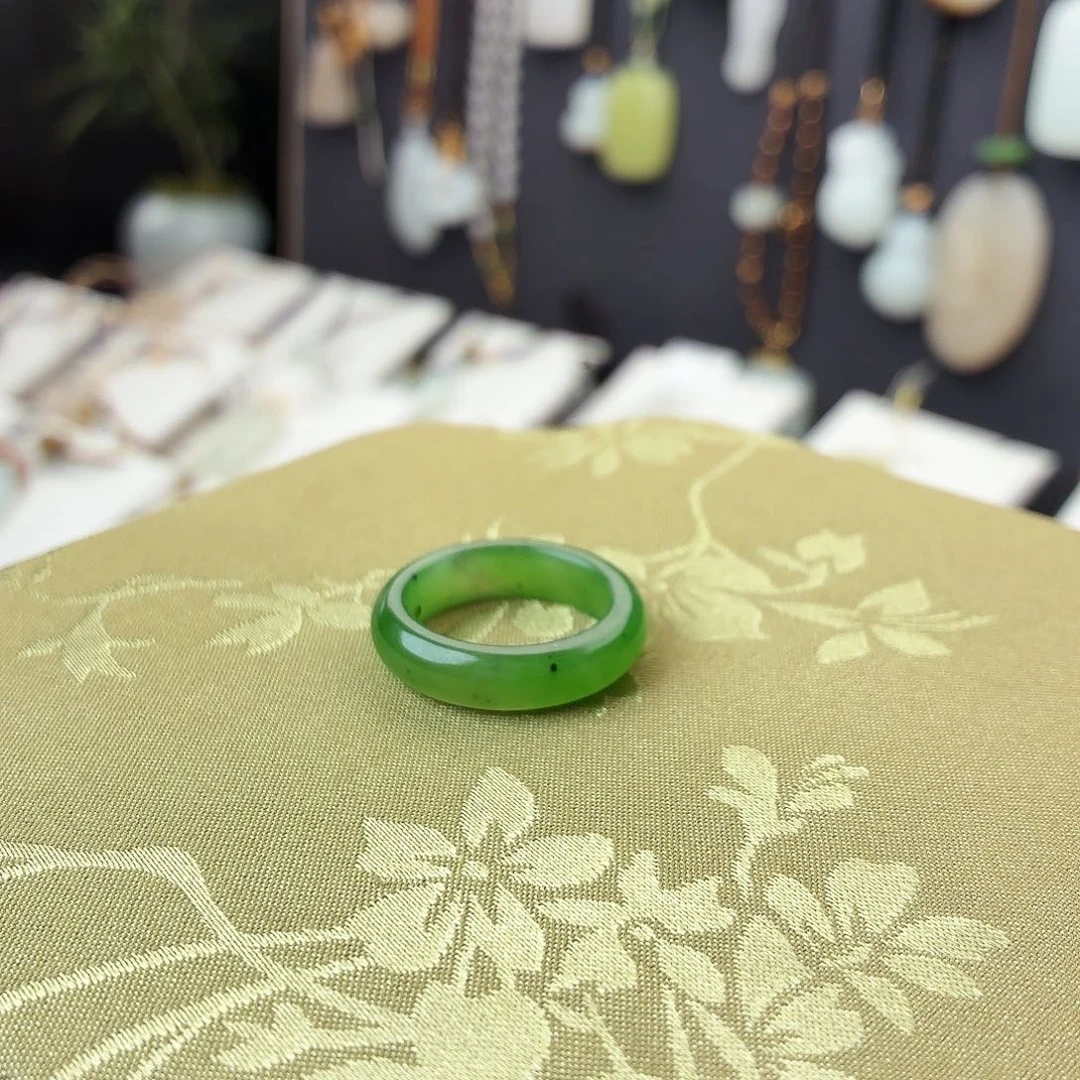 谦***让和田玉未镶嵌戒指