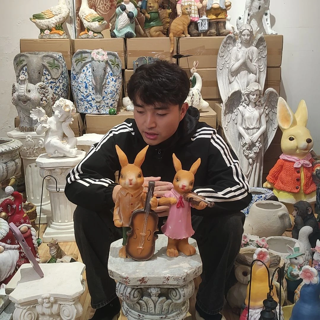 合成树脂拉提琴兔子一对