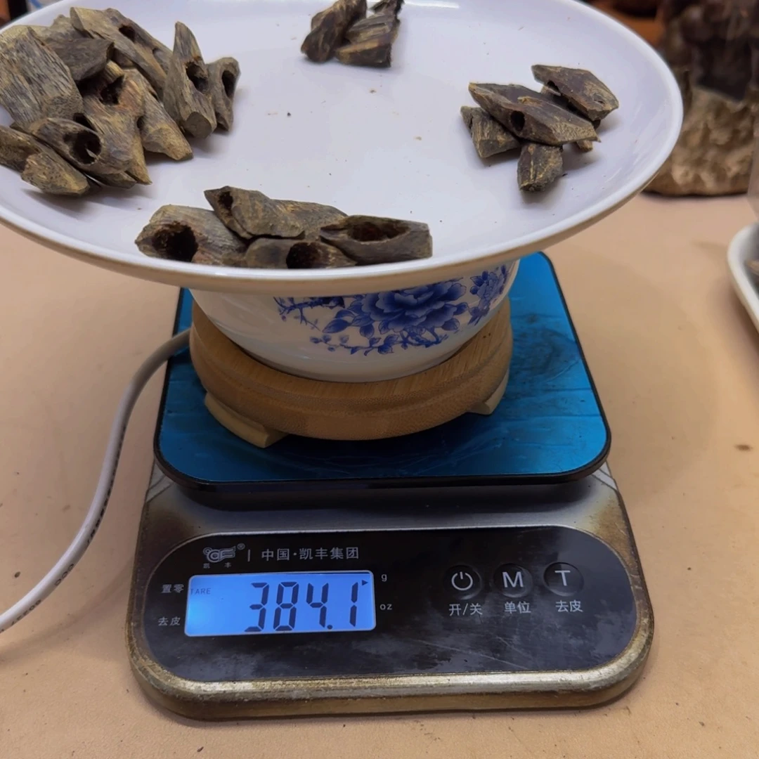 丶***猪沉香沉香碎屑绿棋块料共55克，电熏炉1个