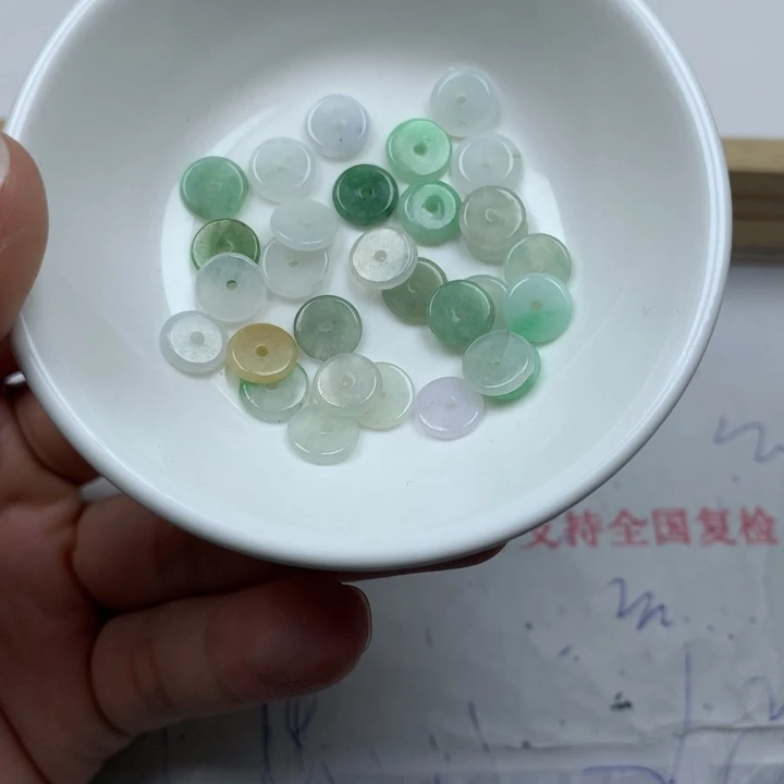 翡翠颈饰未镶嵌豆豆