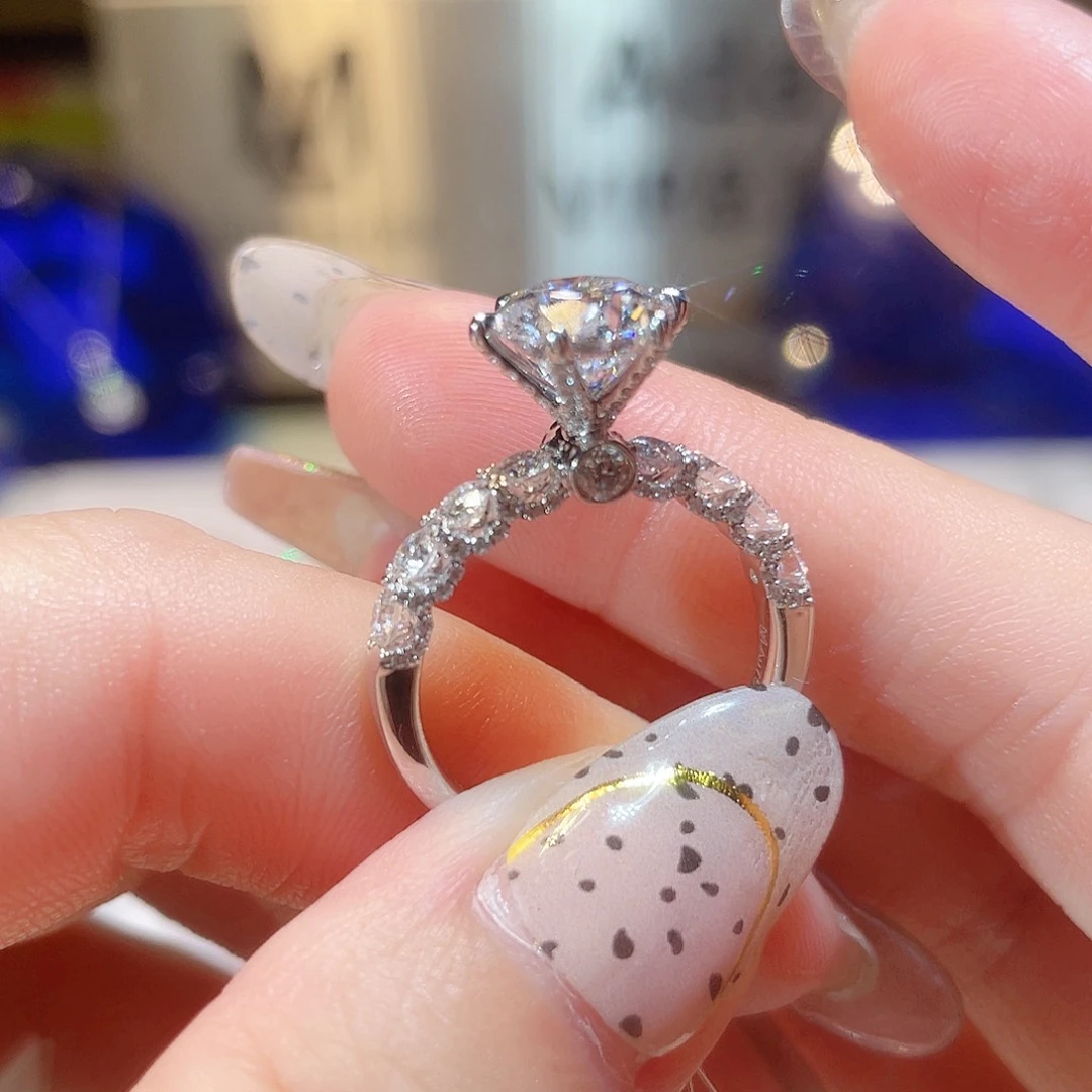 实验室培育钻石18K金镶嵌2.11D/VVS，15