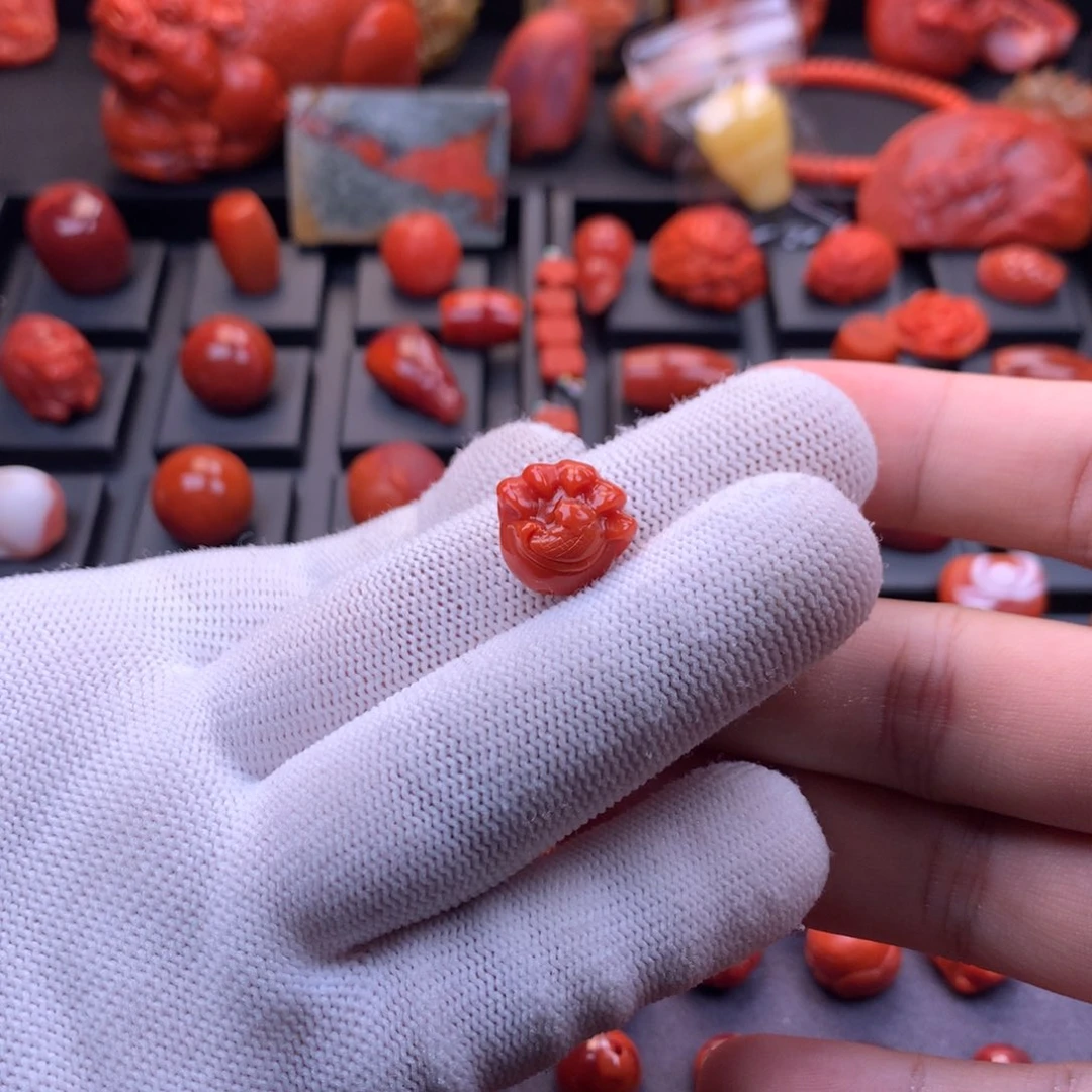 南红玛瑙未镶嵌精工雕刻满色满肉抓钱手背云14.7mm