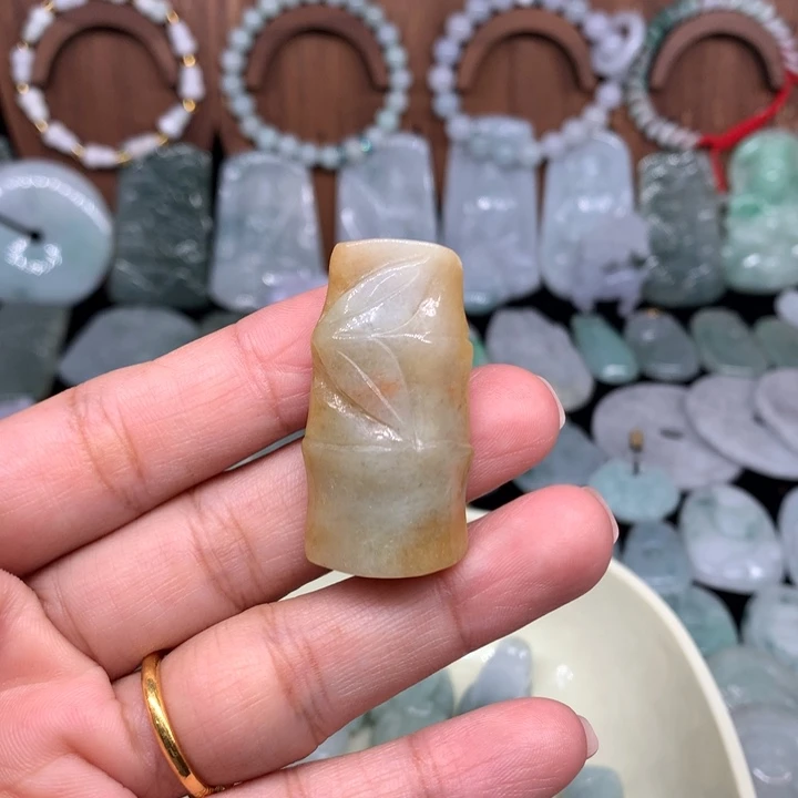 翡翠未镶嵌颈饰微瑕