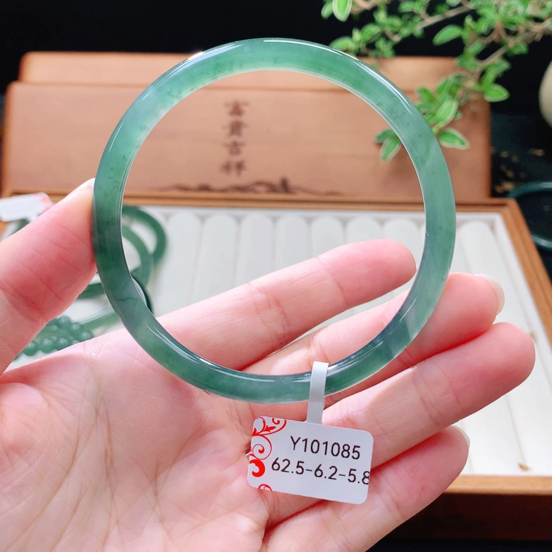 翡翠未镶嵌手镯（圆镯）