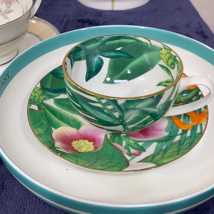 瓷片咖啡厅的灯都关