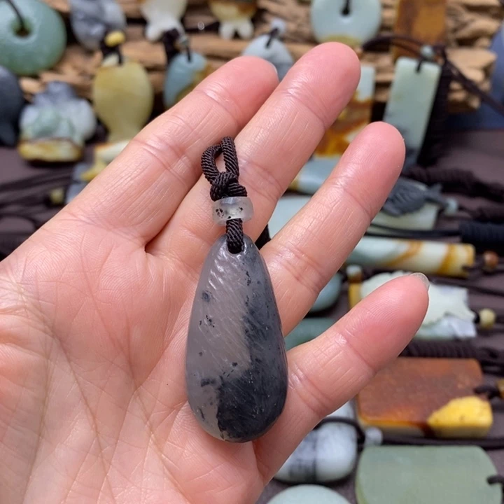 蛇纹石玉未镶嵌颈饰