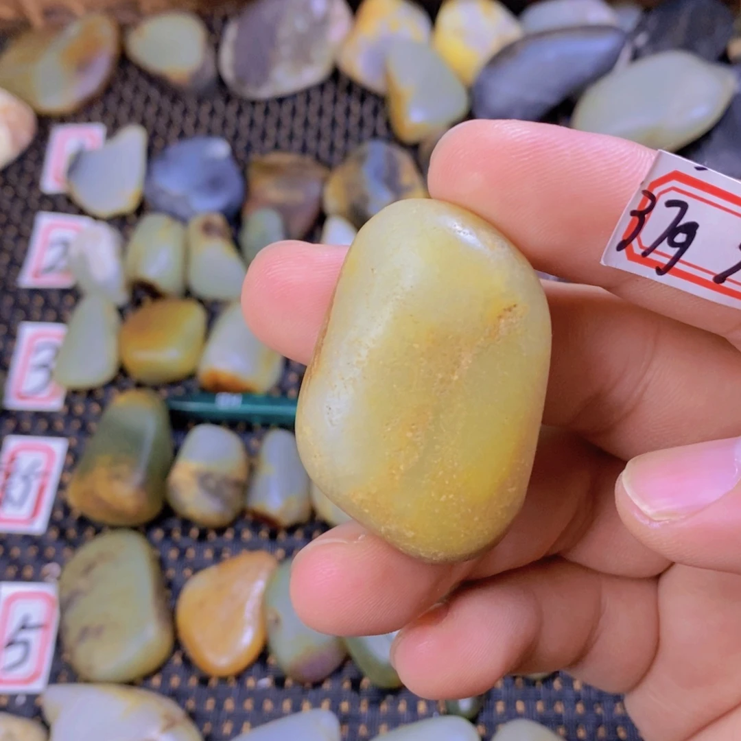 颈饰未镶嵌和田玉（糖玉）