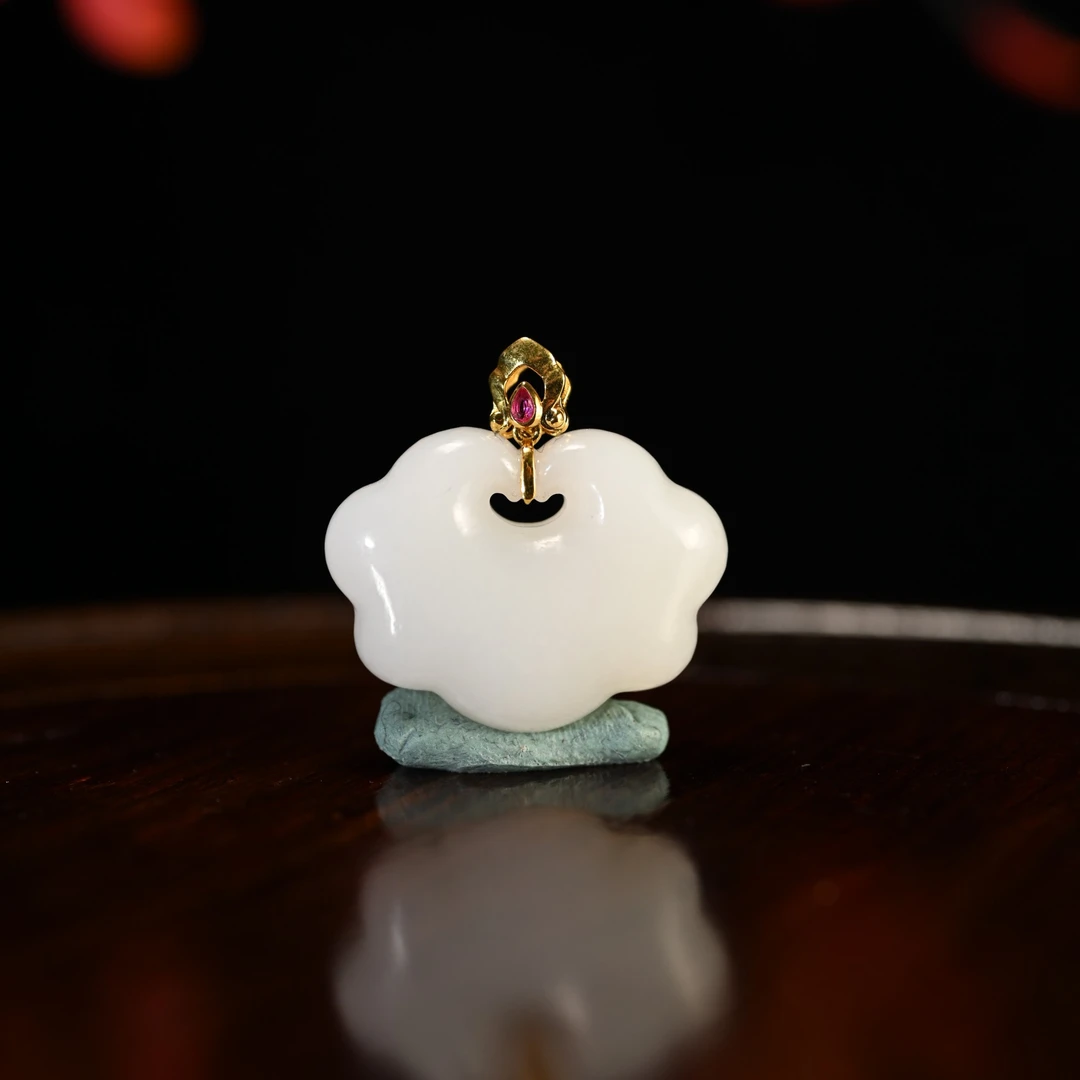 Lot8852 2512060133和田玉白玉祥云锁挂件/保利