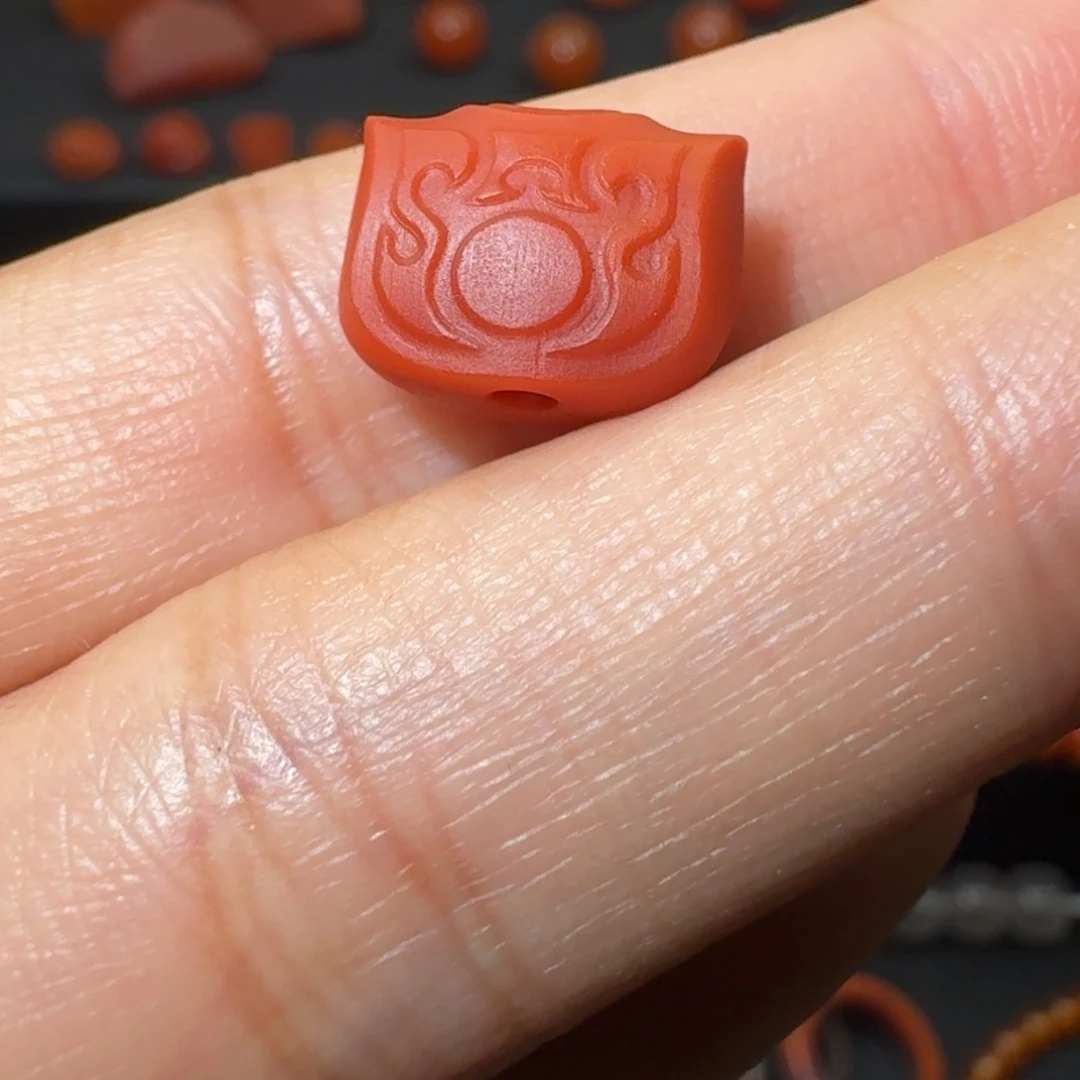 南红玛瑙未镶嵌满肉柿子红雕刻背云