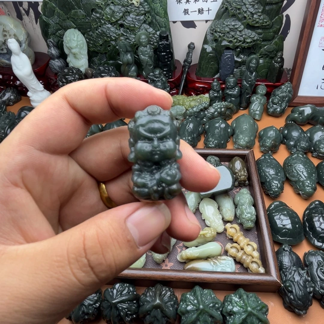 和田玉未镶嵌把件