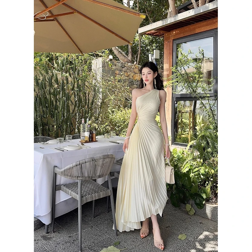 法式连衣裙女2025春季白色斜肩长裙收腰气质缎面裙子