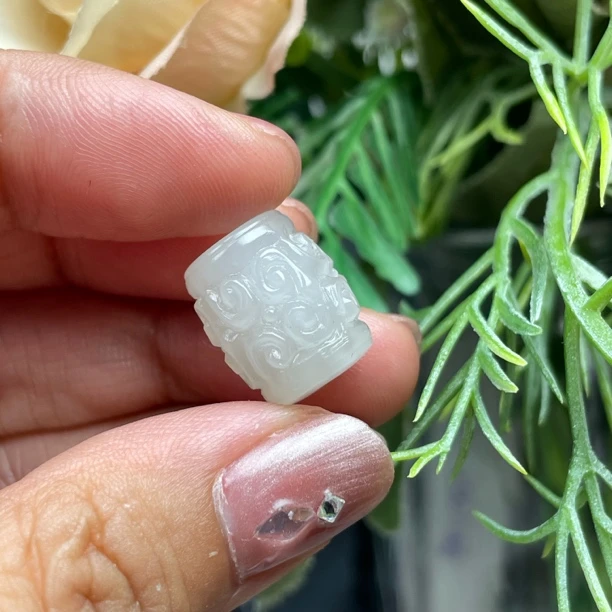 天然和田玉青海料冰底起猫粉白回纹桶珠手工雕刻精雕项坠