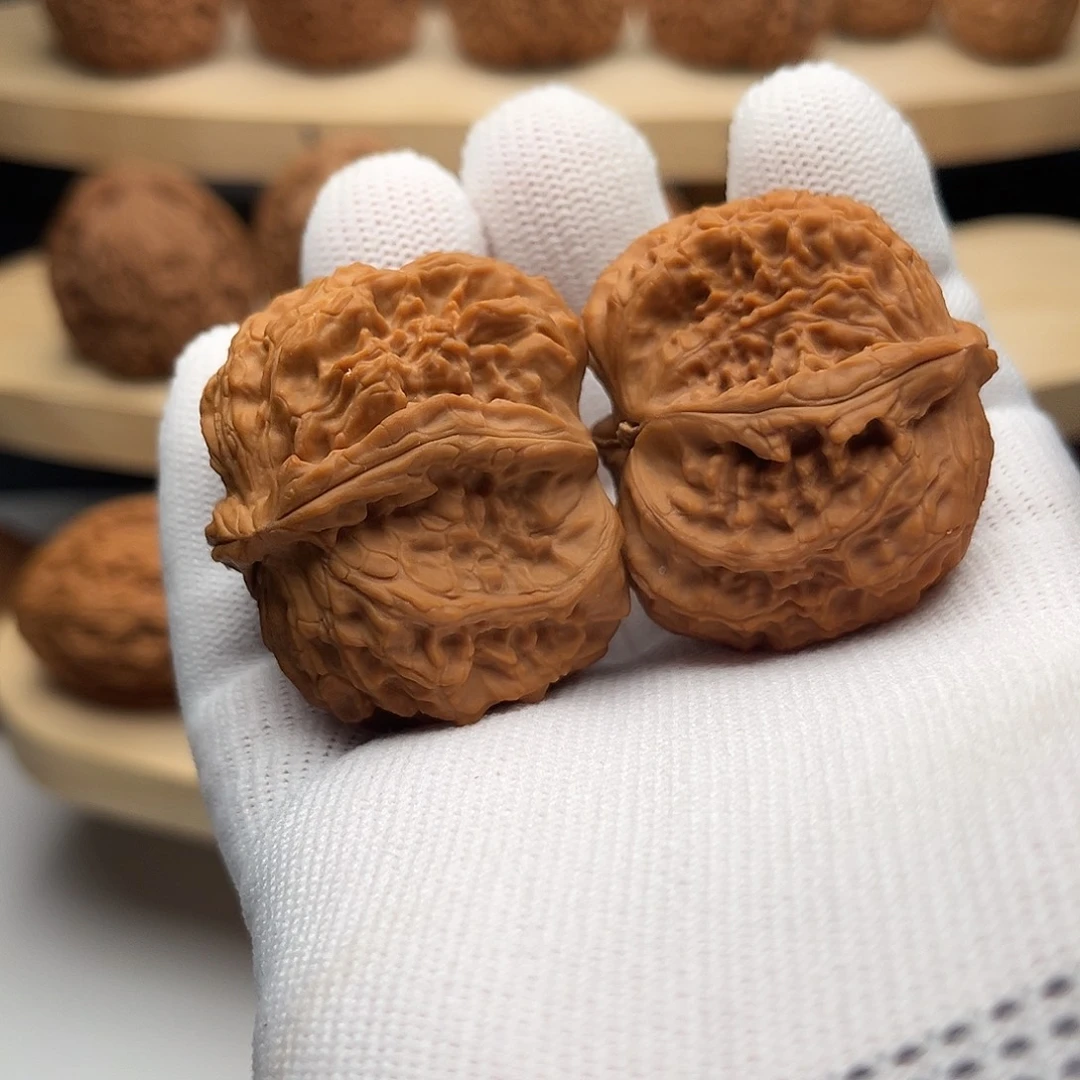 文玩核桃吊坠白狮子半臂异型