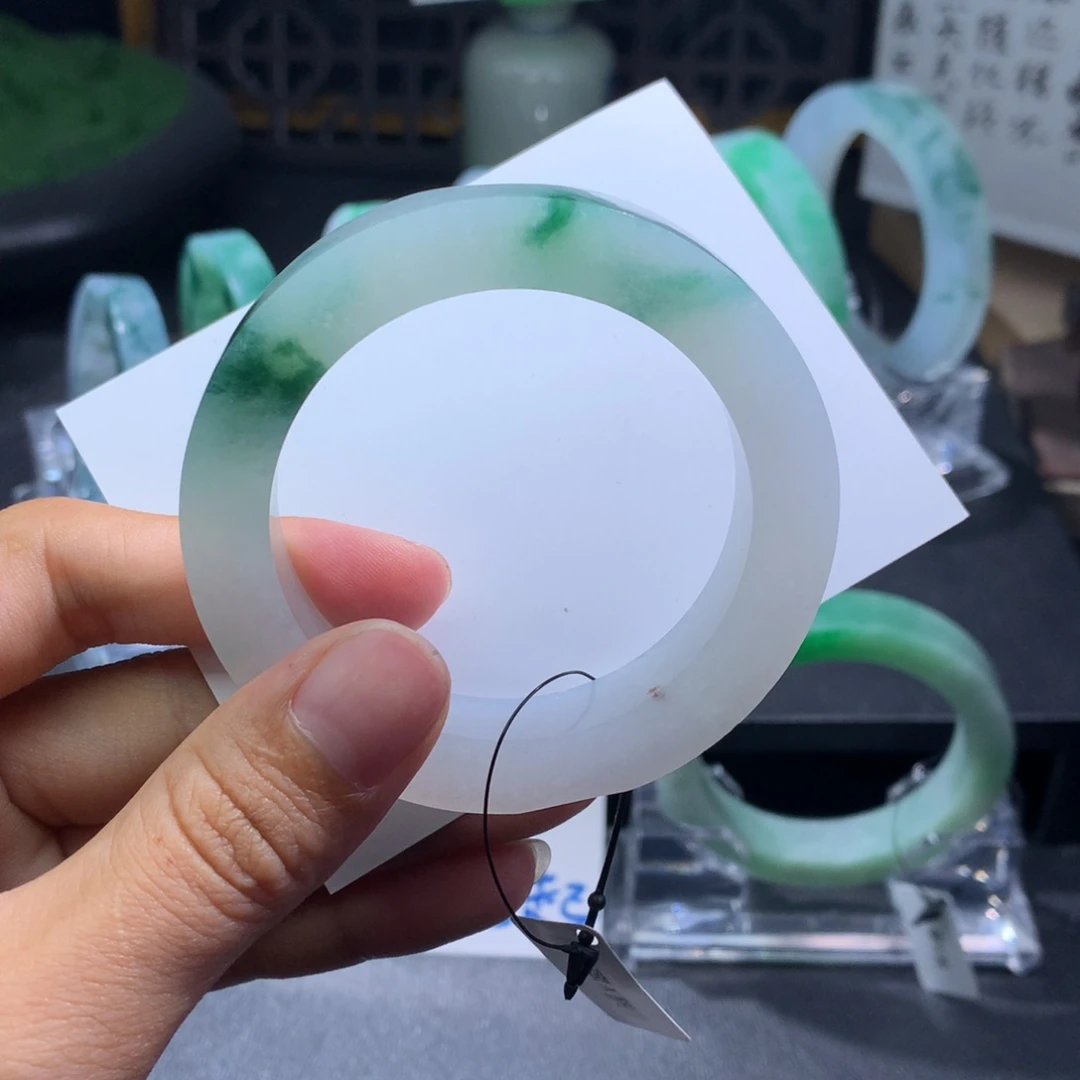 未镶嵌翡翠手镯定制翡翠