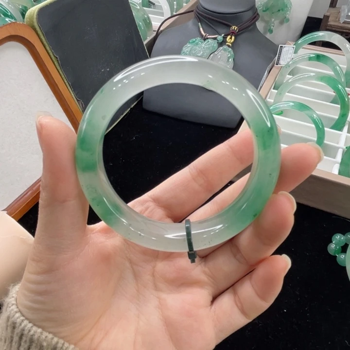 未镶嵌手镯石英质玉（非洲翠）